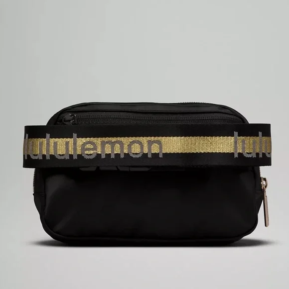 Lululemon Everywhere Belt Bag Black & Gold Logo Strap Crossbody Bag Nwt - Picture 2 of 6